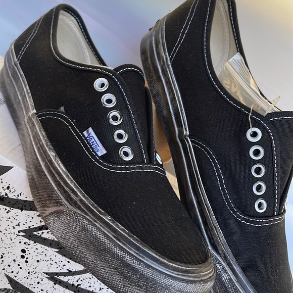 Vans WMNS 0g Authentic L
Stressed Black/White
VN0A5FBDBA2
Sneakers - Picture 7 of 16